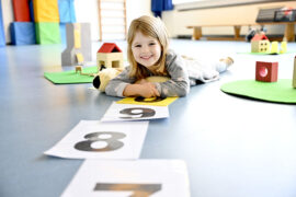 Gabriela Peters betreut die Reise ins Zahlenland. Mila, Arelie, Lars, Leo und Leon sind mit Feuereifer dabei.