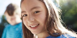 Junges Mädchen lächelt in die Kamera.