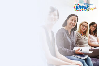 Eine Seminargruppe im Dialog. Reden, zuhören.