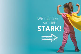 Wir machen Familien stark: Eine Superheldin zeigt ihre Muckis.