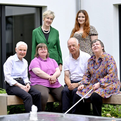 Quartier Wagnerstraße: Jutta Dreher und Sabrina Gürtler treffen sich mit den Mietern zum Gruppenbild.