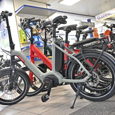 Neue E-Bikes stehen in Reihe zum Verkauf.