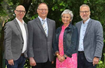 Lebenshilfe im Kreis Kleve, v. l. Jörg Kador (Vorstand), Friedhelm Bucksteeg (Aufsichtsratsvorsitzender), Adelheid Ackermann (stellvertretende Aufsichtsratsvorsitzende), Stephan Roman Brockschmidt (Vorstand).