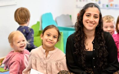 Esra Alhashime (20) macht in der inklusiven Kita Lebensbaum in Bedburg-Hau.