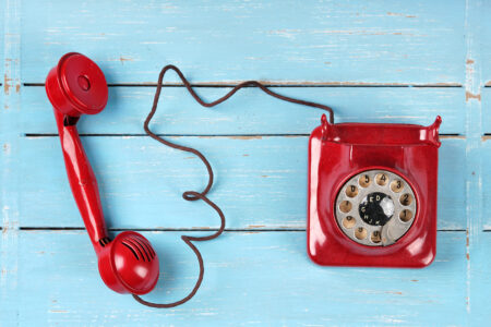 Ein altes rotes Telefon.