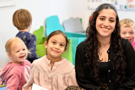 Esra Alhashime (20) macht in der inklusiven Kita Lebensbaum in Bedburg-Hau.