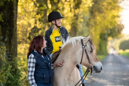 Gabriele Kubon ist Fachkraft für tiergestützte Therapie und Pädagogik. Sie begleitet das Coaching mit ihrem Pferd Aladin. Reiterin im Bild ist Dana Bechert.