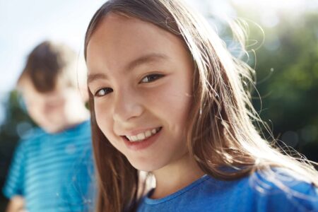 Junges Mädchen lächelt in die Kamera.