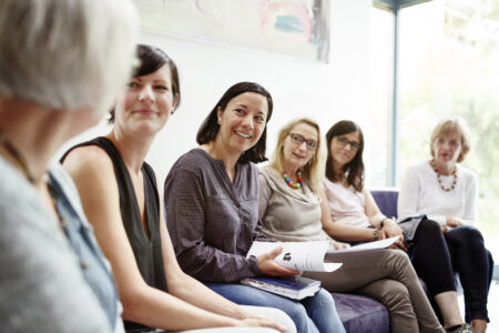 Gesprächsgruppe in einem Seminar.