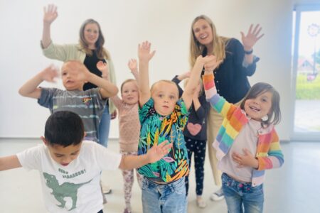 Victoria Wix (r.) und Katharina Nowak freuen sich mit den Kindern über das Gütesiegel.