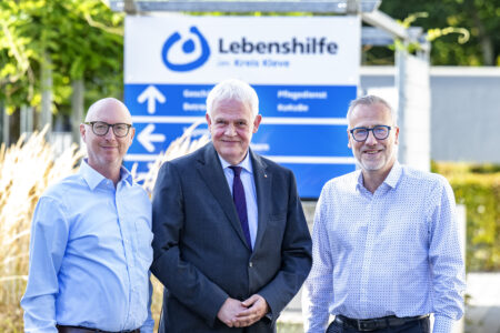 Dr. Günther Bergmann, CDU-Landtagsabgeordneter für den Kreis Kleve, hat die Lebenshilfe im Kreis Kleve besucht, um aktuelle sozialpolitische Themen zu erörtern. Im Gespräch mit den Vorständen Jörg Kador und Stephan R. Brockschmidt standen die geplanten Kürzungen bei der Eingliederungshilfe, die KiBiz-Reform und der Wohnraumbedarf für Menschen mit Behinderung im Fokus.