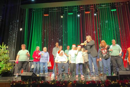 Beste Stimmung auf der Bühne: Karl Timmermann singt auf der stimmungsvollen Weihnachtsfeier der Lebenshilfe im Kreis Kleve.