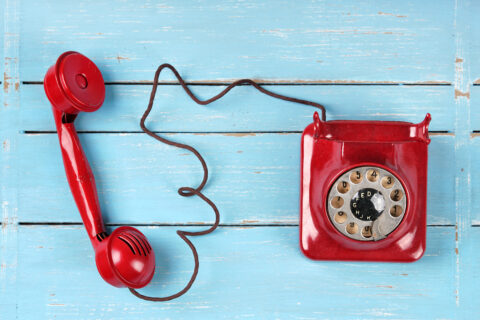 Ein altes rotes Telefon.