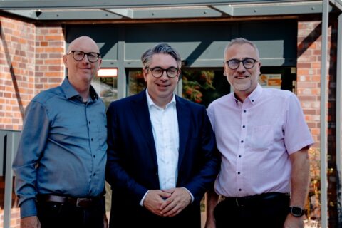 Stefan Rouenhoff nutzte den Besuch für einen intensiven Austausch mit dem Vorstand der Lebenshilfe im Kreis Kleve: Jörg Kador (l.) und Stephan R. Brockschmidt (r.).