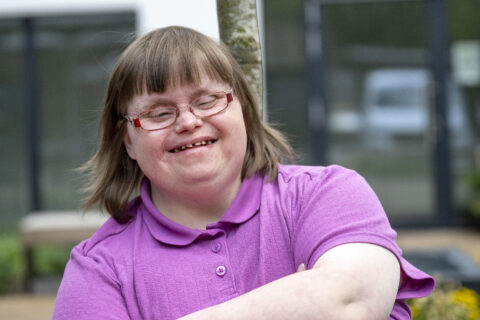 Jenny Scholz lächelt in die Kamera.