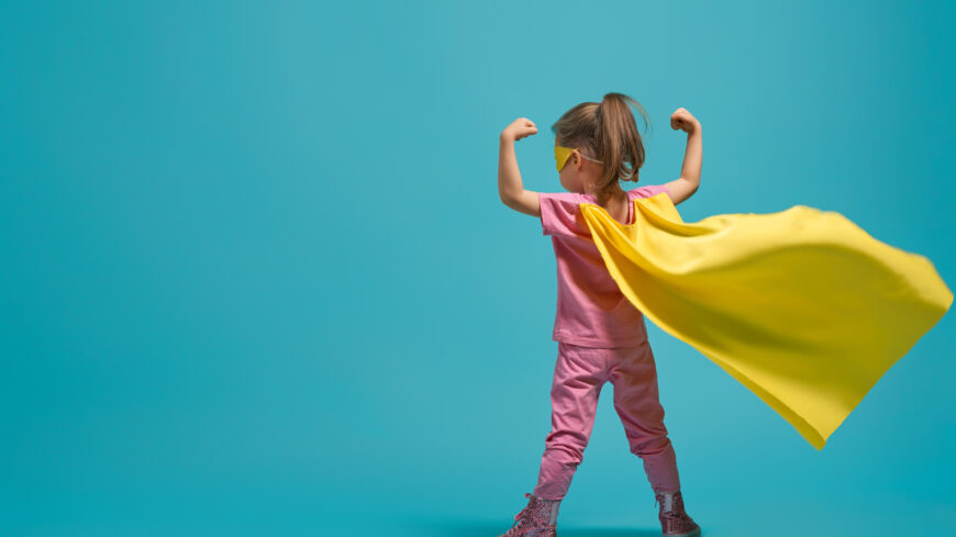 Mädchen spielt Superheldin mit Superkraft.