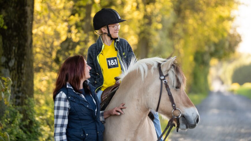 Gabriele Kubon ist Fachkraft für tiergestützte Therapie und Pädagogik. Sie begleitet das Coaching mit ihrem Pferd Aladin. Reiterin im Bild ist Dana Bechert.