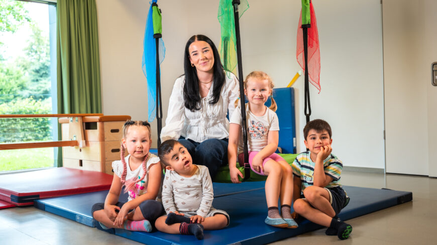 Azubi Sophia van Leuwen in der Kita Wiesenzauber mit vier Kindern in der Turnhalle.