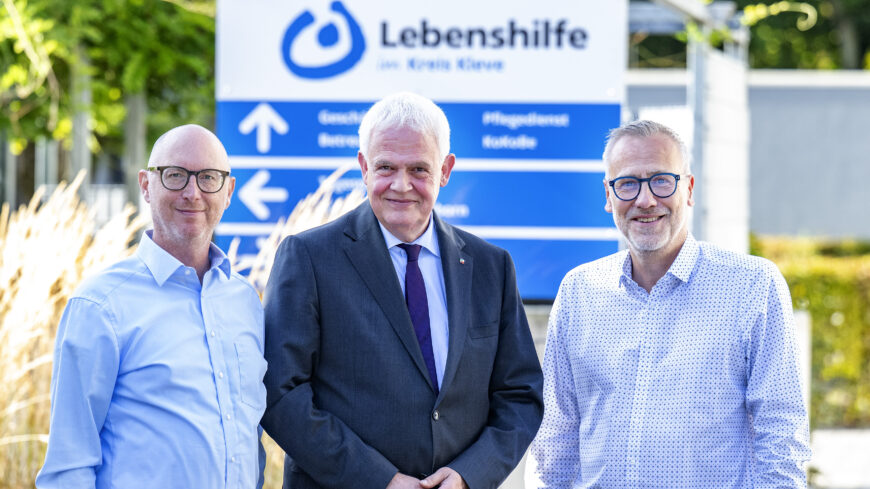 Dr. Günther Bergmann, CDU-Landtagsabgeordneter für den Kreis Kleve, hat die Lebenshilfe im Kreis Kleve besucht, um aktuelle sozialpolitische Themen zu erörtern. Im Gespräch mit den Vorständen Jörg Kador und Stephan R. Brockschmidt standen die geplanten Kürzungen bei der Eingliederungshilfe, die KiBiz-Reform und der Wohnraumbedarf für Menschen mit Behinderung im Fokus.