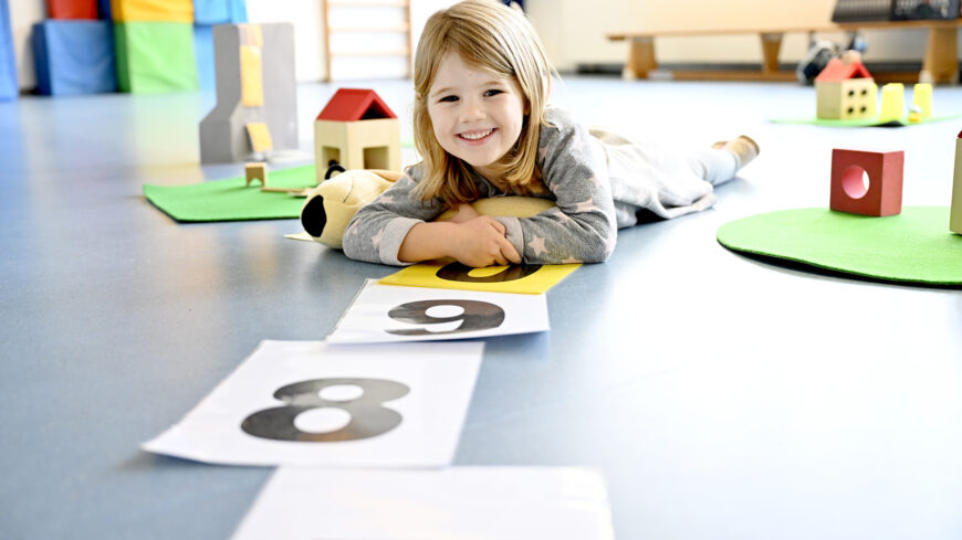 Gabriela Peters betreut die Reise ins Zahlenland. Mila, Arelie, Lars, Leo und Leon sind mit Feuereifer dabei.