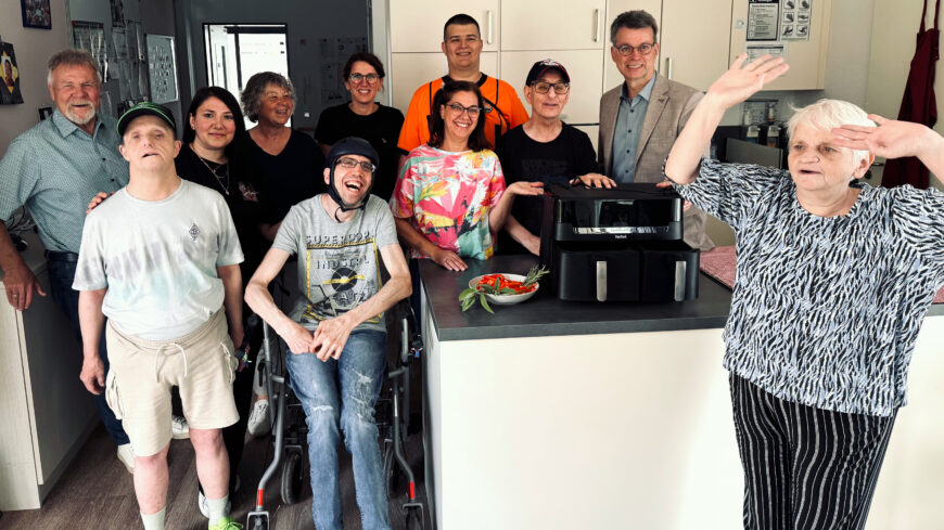 Gemeinsam kochen, gemeinsam genießen: Die neuen Airfryer unterstützen die Bewohner der Wohnbetreuung Am Bahnhof im Alltag.