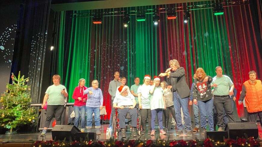 Beste Stimmung auf der Bühne: Karl Timmermann singt auf der stimmungsvollen Weihnachtsfeier der Lebenshilfe im Kreis Kleve.