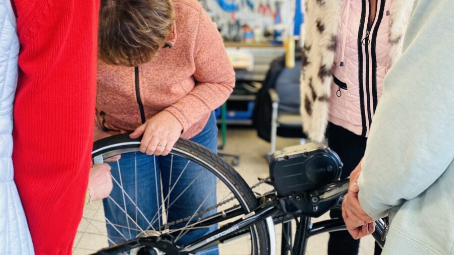 Landfrauen Straelen zu Gast im Fahrradpoint der Lebenshilfe.
