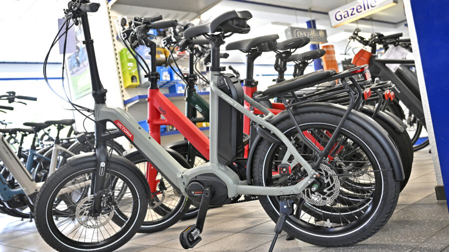 Neue E-Bikes stehen in Reihe zum Verkauf.