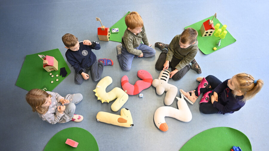 Gabriela Peters betreut die Reise ins Zahlenland. Mila, Arelie, Lars, Leo und Leon sind mit Feuereifer dabei.