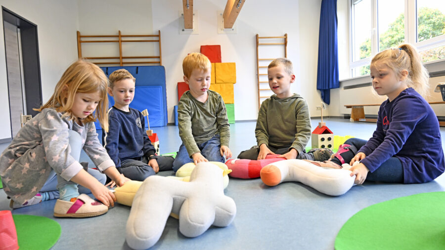 Gabriela Peters betreut die Reise ins Zahlenland. Mila, Arelie, Lars, Leo und Leon sind mit Feuereifer dabei.