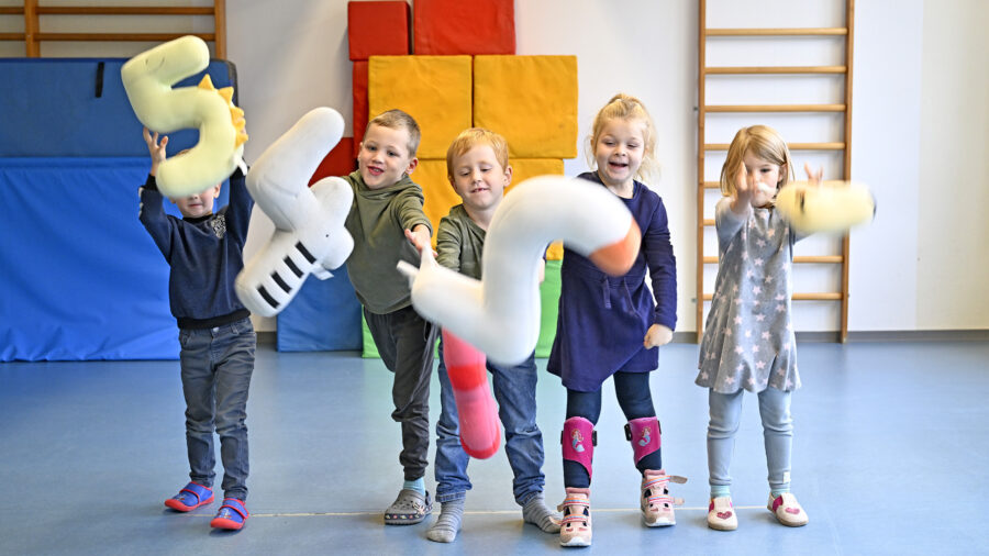 Gabriela Peters betreut die Reise ins Zahlenland. Mila, Arelie, Lars, Leo und Leon sind mit Feuereifer dabei.