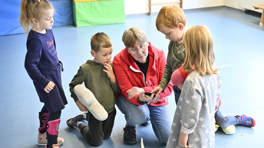 Gabriela Peters betreut die Reise ins Zahlenland. Mila, Arelie, Lars, Leo und Leon sind mit Feuereifer dabei.